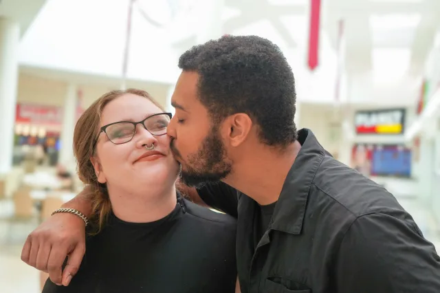 A kiss in the atrium